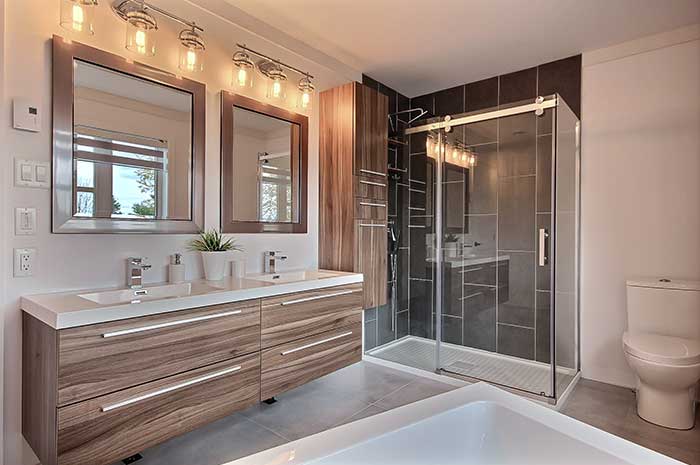 Vanité de salle de bain avec double lavabo et douche en céramique