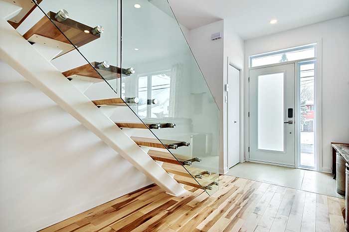 Magnifique entrée avec un escalier moderne en verre